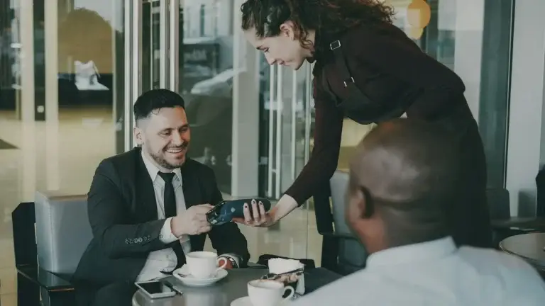 Cliente sorridente a ser atendido num café