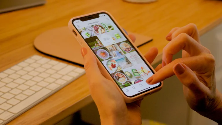 Mãos a navegar no Instagram num telemóvel