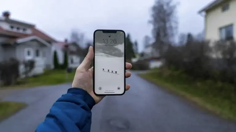 Telemóvel na mão numa rua