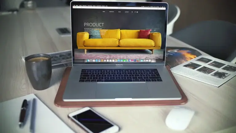 Portátil numa secretária a mostrar a página de um produto