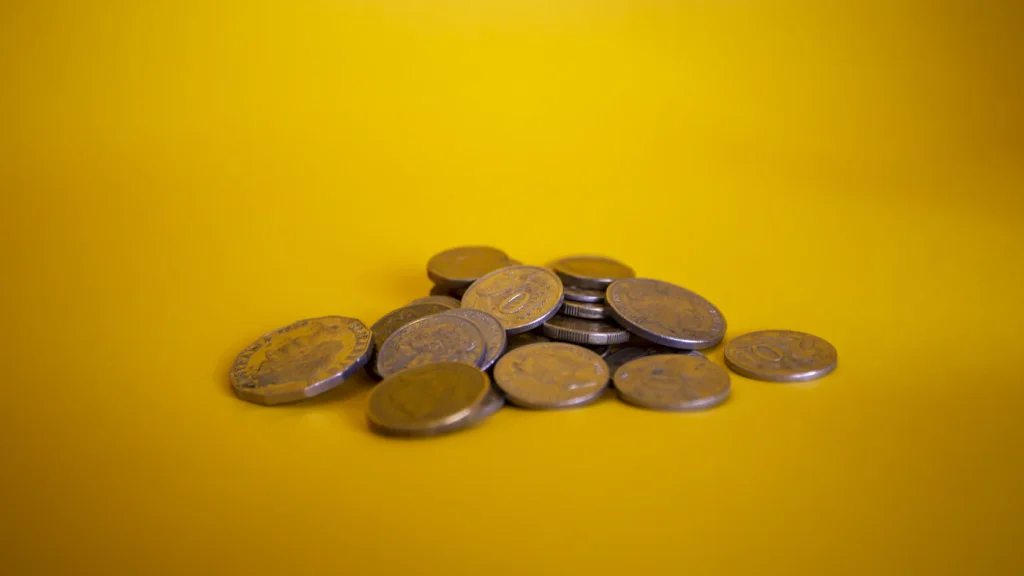 Moedas empilhadas sobre fundo amarelo