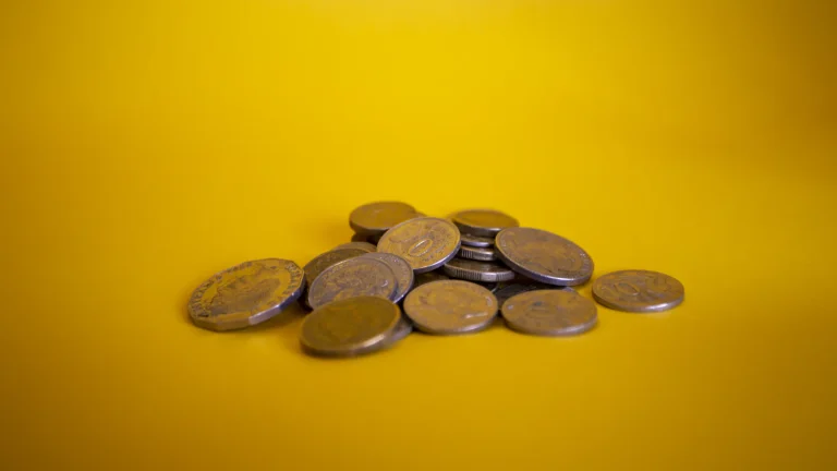 Moedas empilhadas sobre fundo amarelo