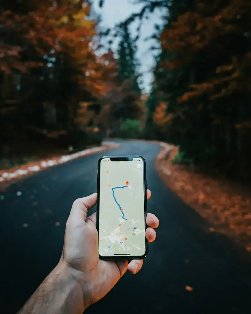 Mão a segurar um telemóvel com o mapa aberto