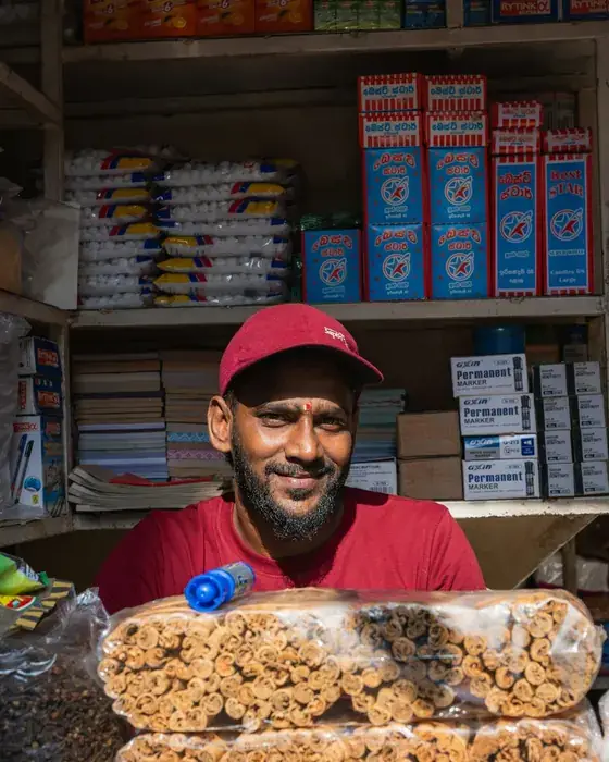 Lojista sorridente na sua loja