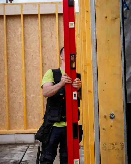 Operário da construção com um nível