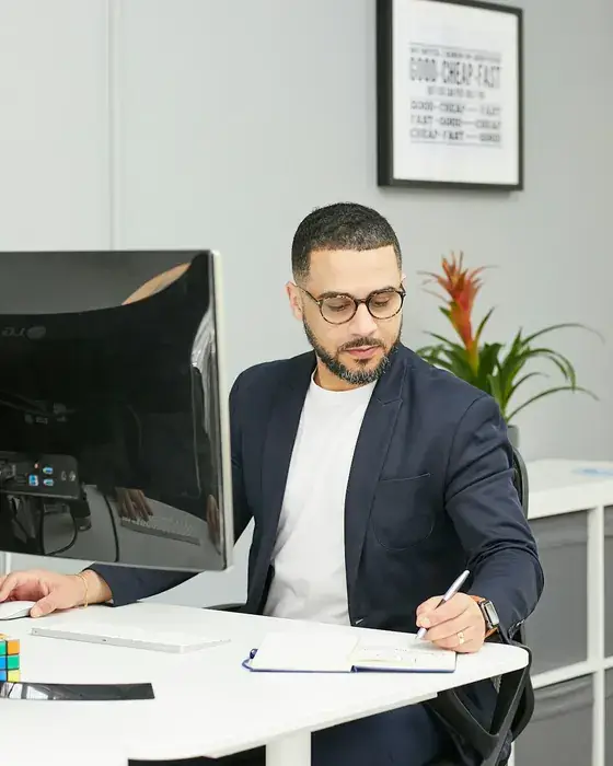 Contabilista a trabalhar no escritório